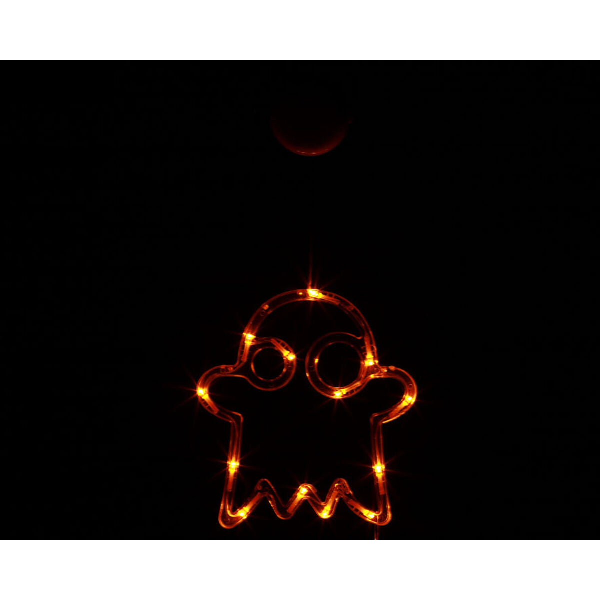 LED-spöket lyser med ett starkt och varmt orange sken i mörkret.