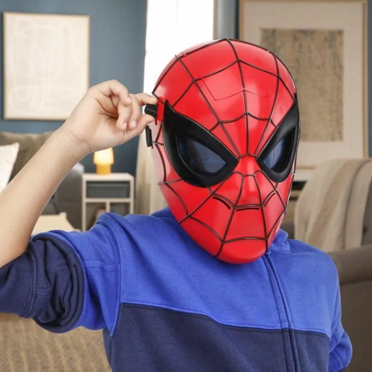 Ett barn tittar in i kameran och bär den coola Spider-Man-masken med de lysande ögonen aktiverade.