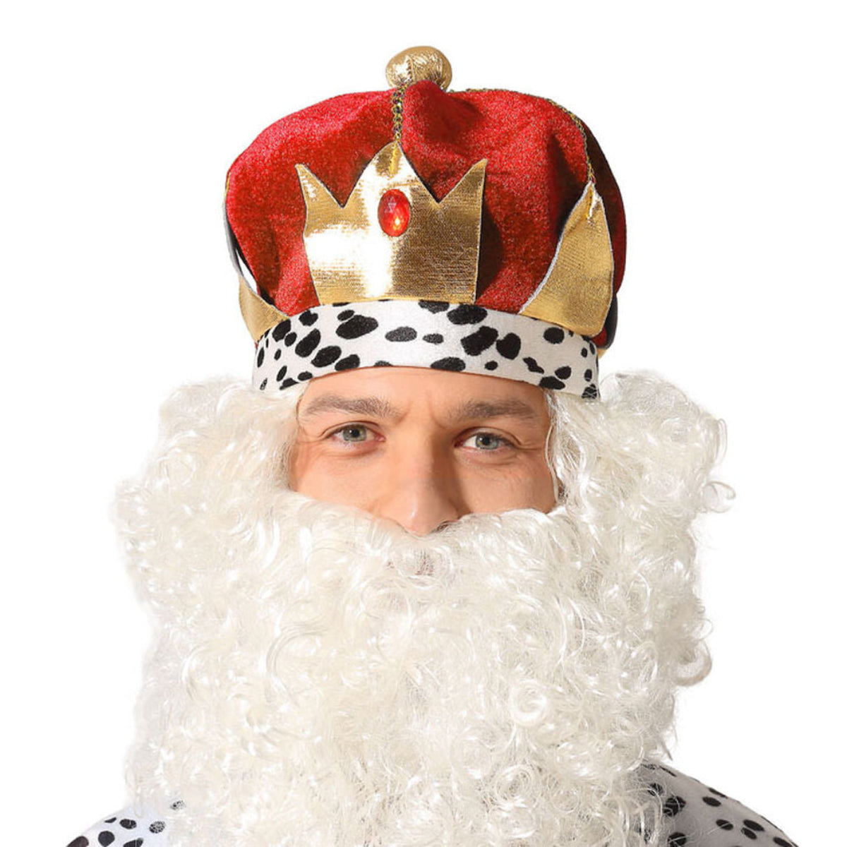 En man med ett stort, vitt lösskägg bär en ståtlig och unik kungakrona med en bas i dalmatiner-mönster och en topp i röd sammet.