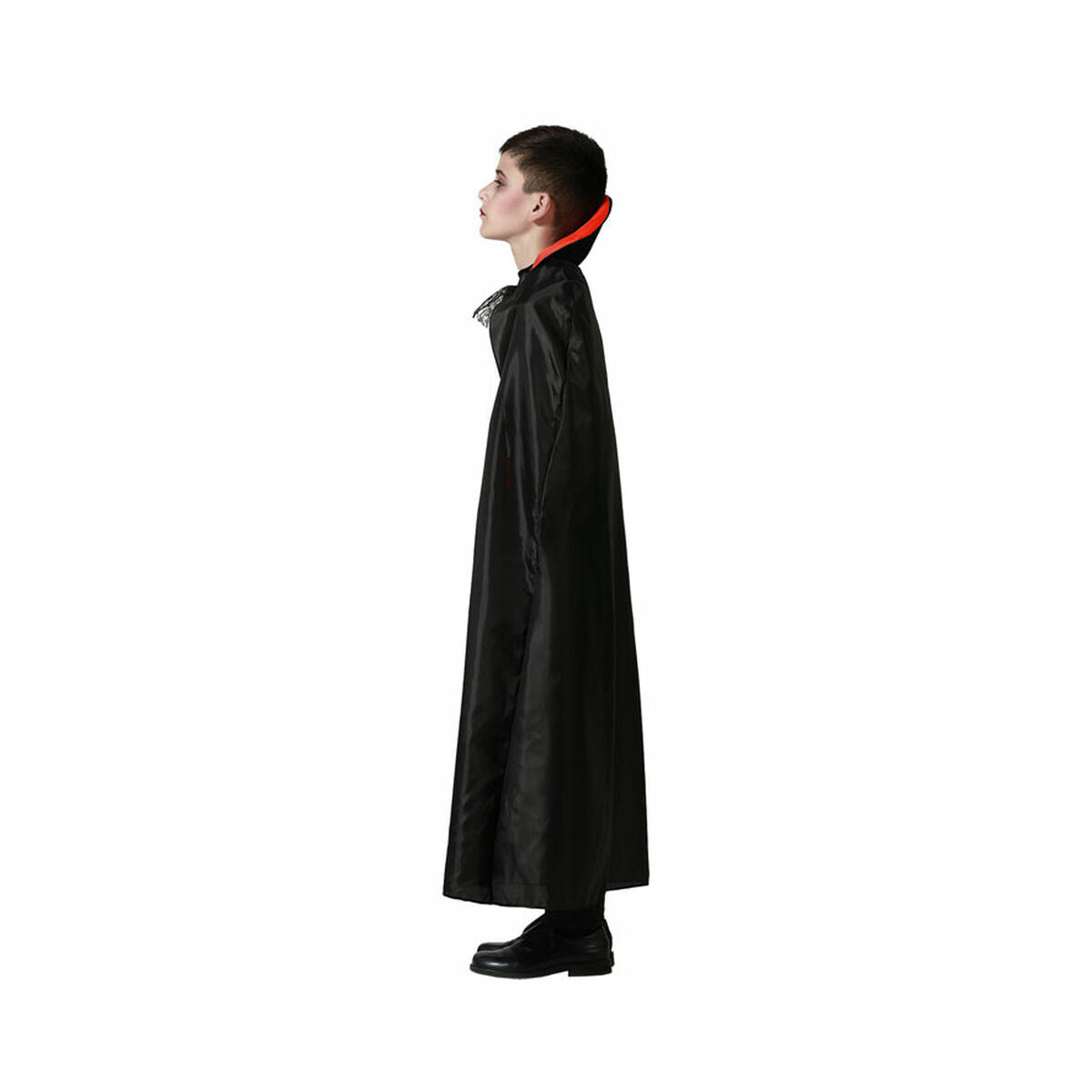 Sidoprofil av ett barn som bär en klassisk vampyrdräkt, som visar den långa svarta manteln och den höga, röda kragen.