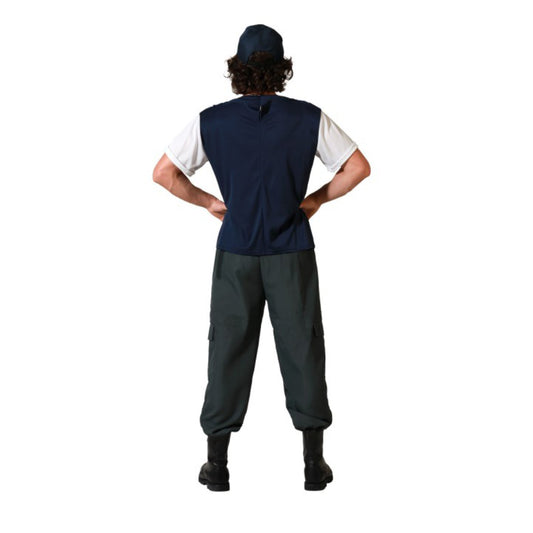 En man sedd bakifrån, som visar baksidan av t-shirten med den blåa, påsydda västen.