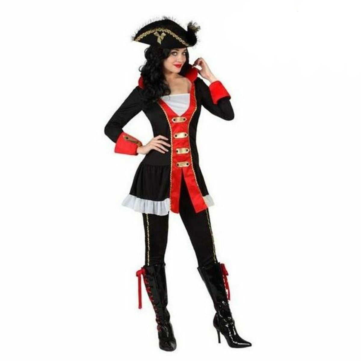 En kvinna poserar självsäkert i en stenhård piratdrottning-dräkt, komplett med en rock-liknande klänning.