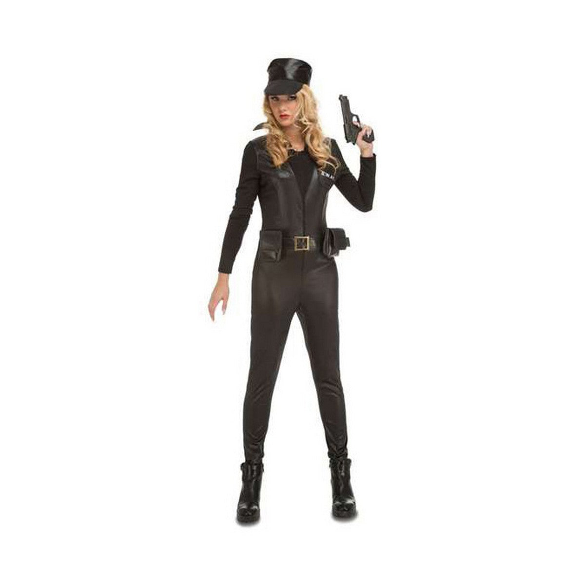 En kvinna poserar i en komplett och stenhård, svart S.W.A.T.-dräkt i läderimitation, bestående av en jumpsuit, bälte och keps, samtidigt som hon håller i en leksakspistol.