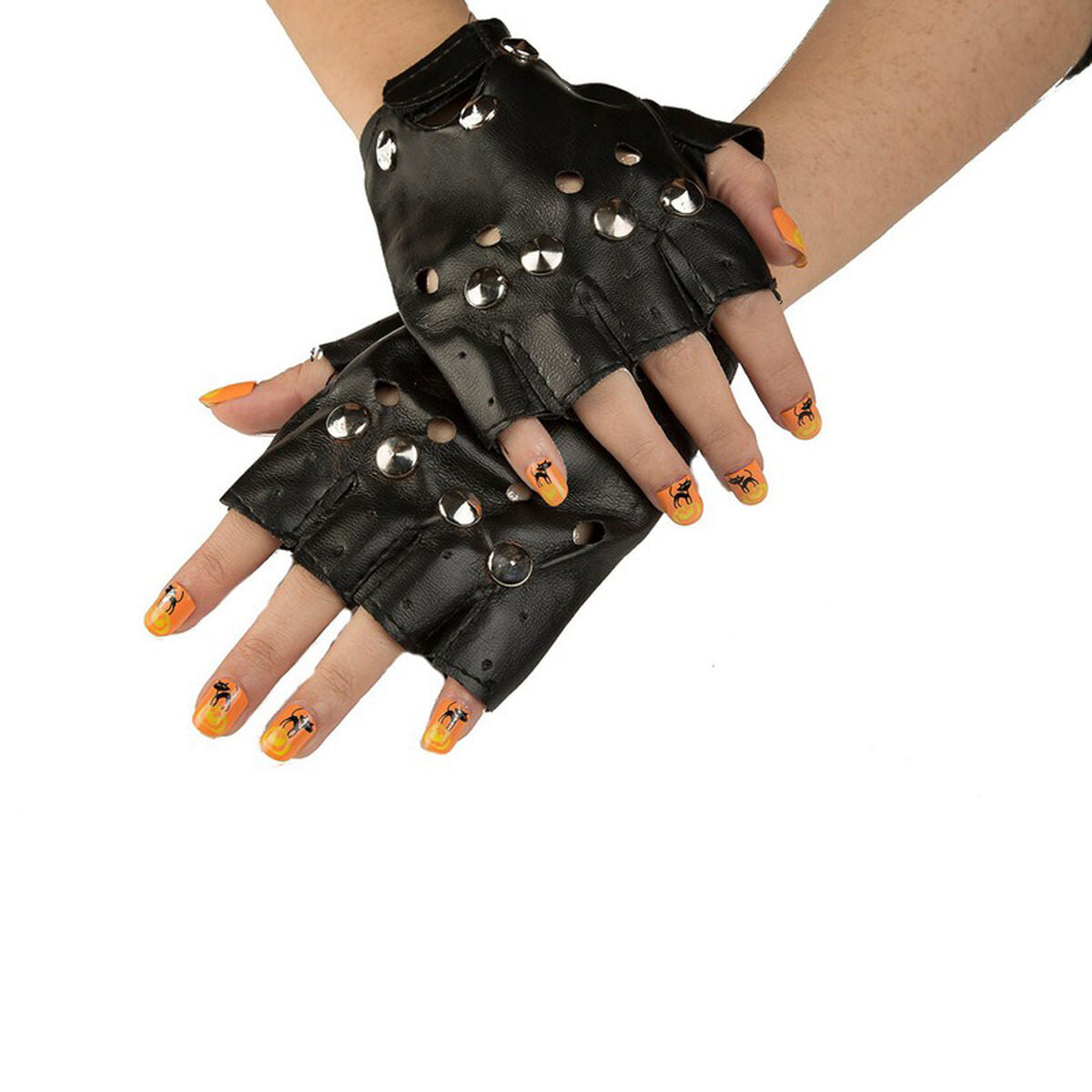 Ett par händer med målade naglar bär Stenhårda Svarta Biker-handskar med silvernitar.
