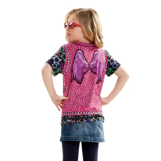 Baksidan av en rosa och svart t-shirt för barn, som visar ett stort tryck av lila vingar över ett rosa leopardmönster.