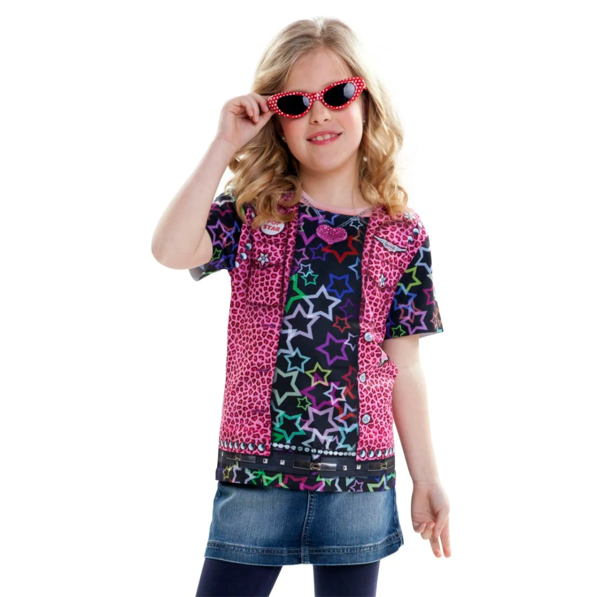 Ett barn poserar som en cool rockstjärna med solglasögon, klädd i en stjärnspäckad rosa och svart t-shirt med tryck av en påsydd väst.