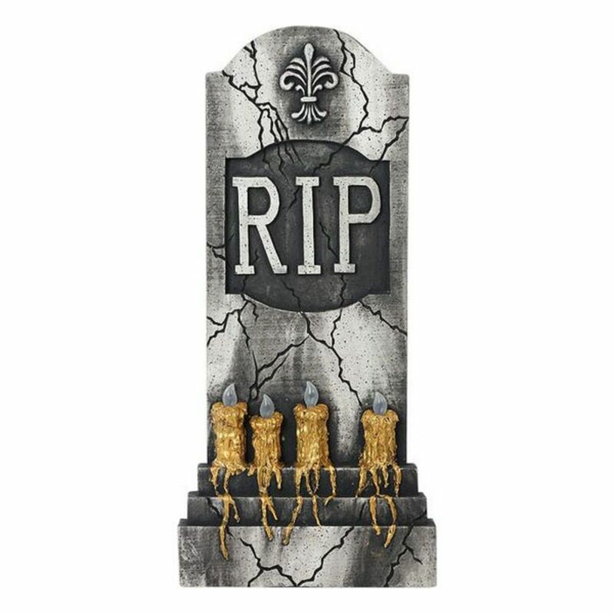 En stor, grå och sprucken gravsten med "R.I.P."-text och fyra gyllene, smältande ljus vid basen.
