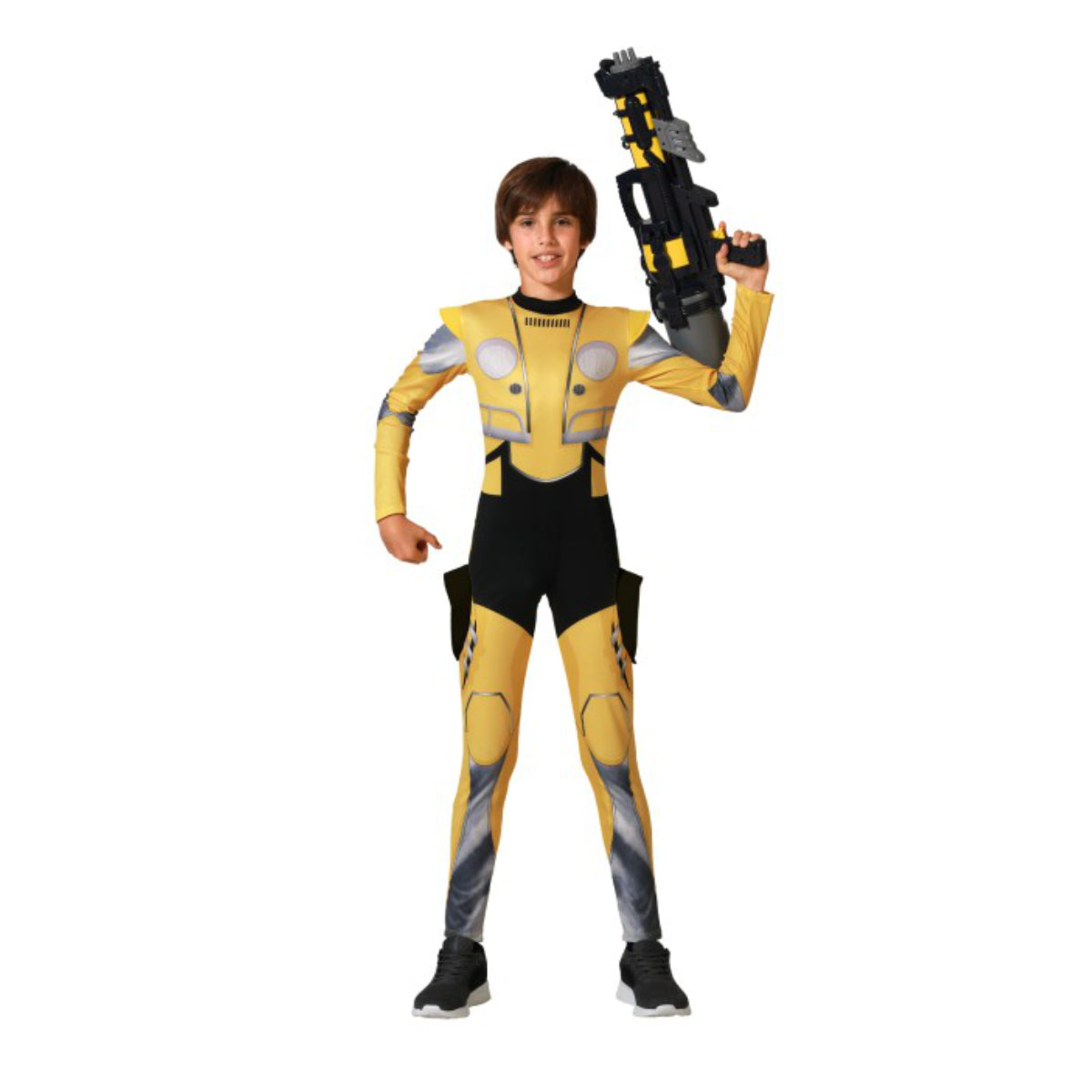 Ett barn poserar som en tuff robot, klädd i en gul och svart jumpsuit och håller i ett stort leksaksvapen.