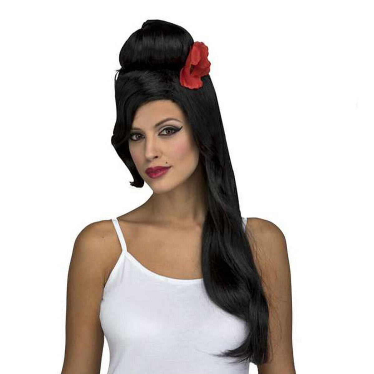Kvinna med en svart beehive-peruk med långt hår och snedlugg, prydd med en röd blomma, för en ikonisk retro-look.