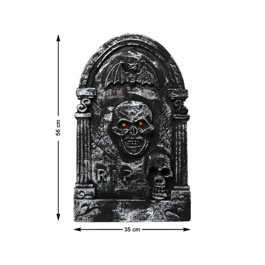 Den svarta gravstenen med dödskallar som visar dess mått: 56 cm hög och 35 cm bred.