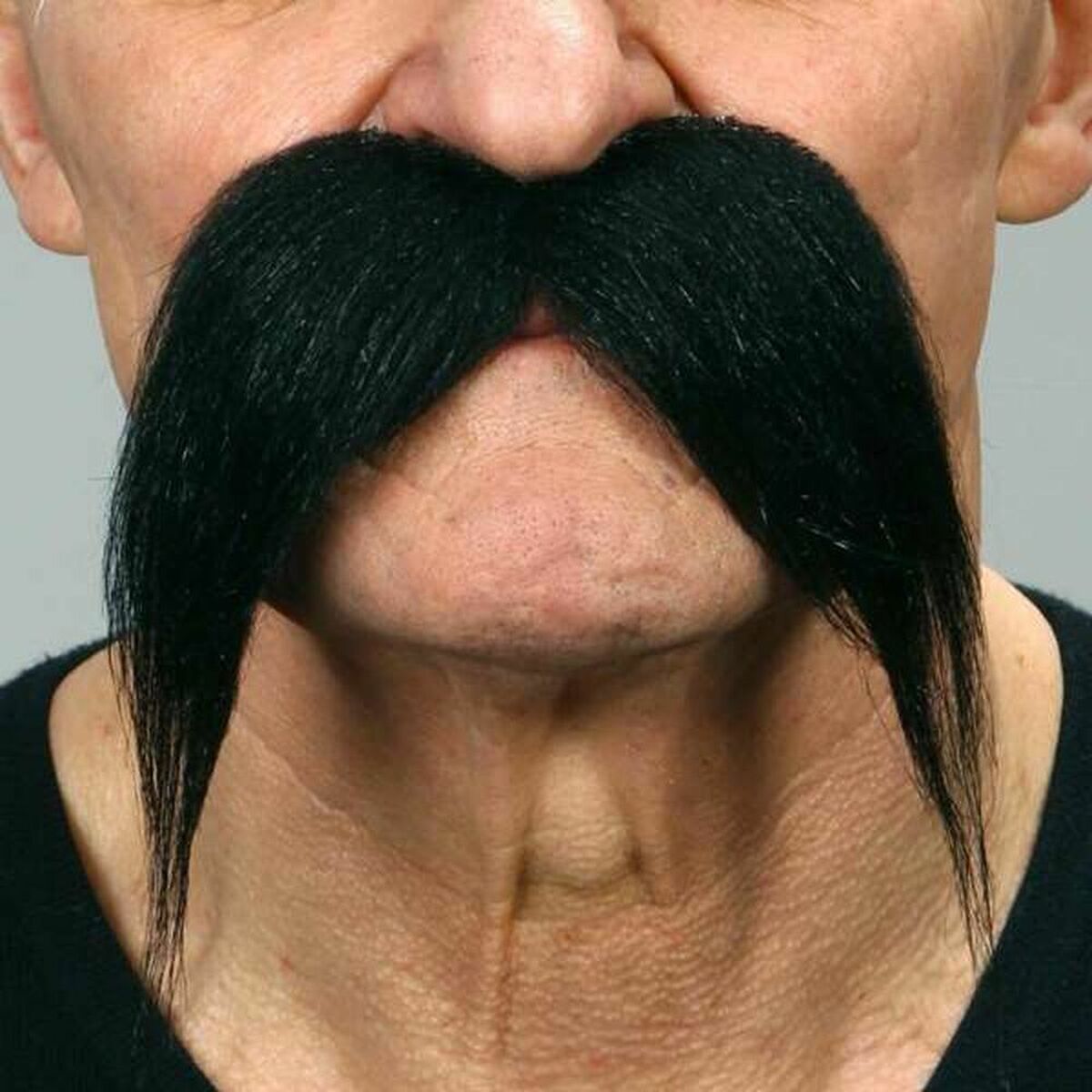 Närbild på en man som bär en stor, yvig, svart gringo-bandit lössmustasch som hänger ner på sidorna av munnen, fotograferad i studio.