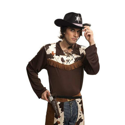 Man i full cowboy-outfit håller i en klassisk svart cowboyhatt med en silverfärgad stjärna framtill.