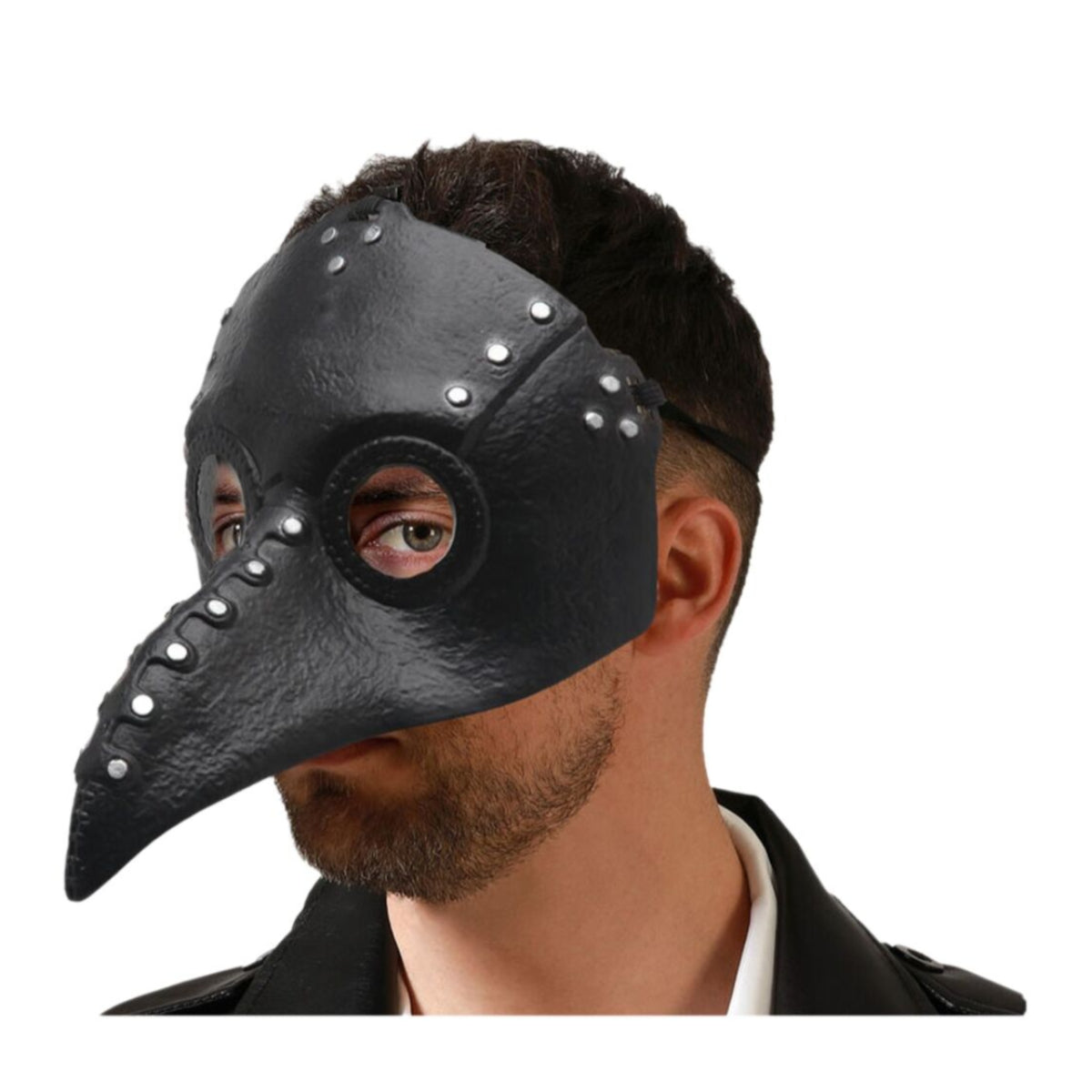 En man bär en svart pestdoktor ögonmask med en lång näbb och silverfärgade nitar.