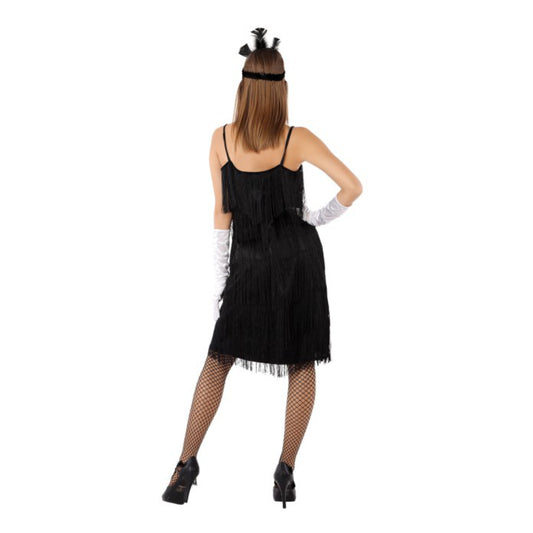 En kvinna sedd bakifrån, iklädd den svarta Charlestonklänningen med lager av fransar, nätstrumpbyxor och ett pannband med fjädrar.