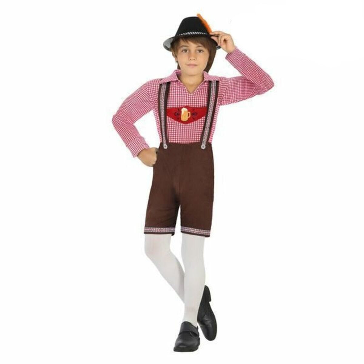 En pojke klädd i en komplett tyrolerdräkt för barn, med röd-rutig skjorta, bruna lederhosen-byxor och en svart tyrolerhatt.