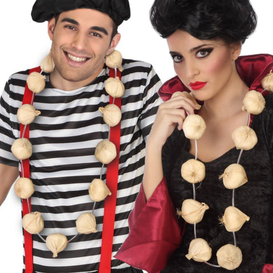 En kombinationsbild som visar en man utklädd till fransk lökförsäljare och en kvinna utklädd till vampyr, båda bärandes ett roligt vitlökshalsband.