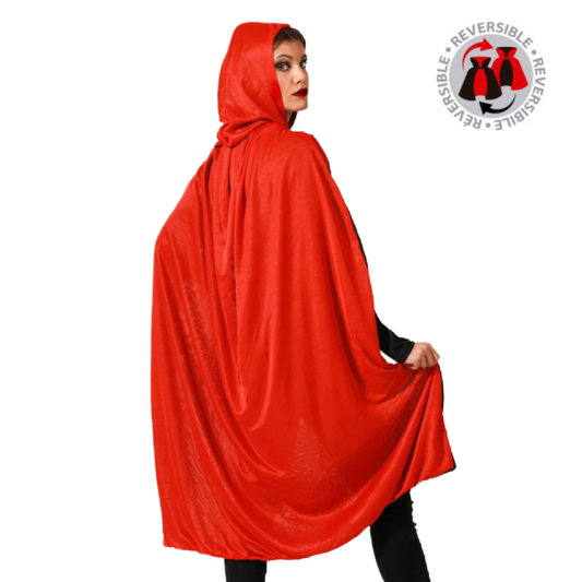 En kvinna poserar med den vändbara manteln med den röda sidan utåt, vilket skapar en dramatisk och passionerad look.