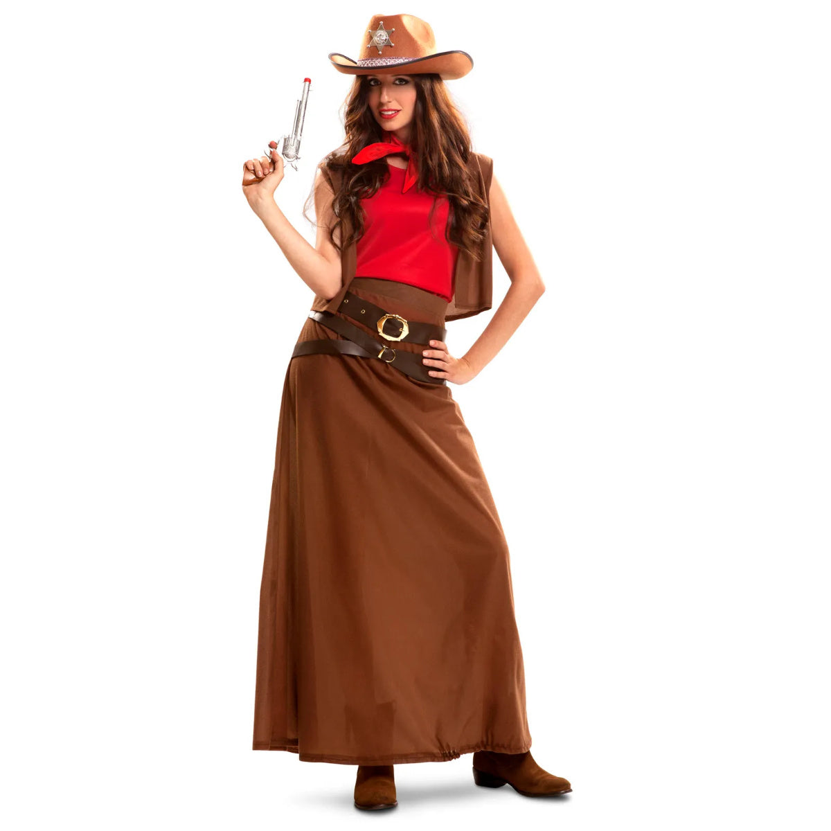 Kvinna i en komplett brun cowgirl-maskeraddräkt med röd ärmlös skjorta, väst, lång kjol och två bälten, poserande med en cowboyhatt och leksakspistol.