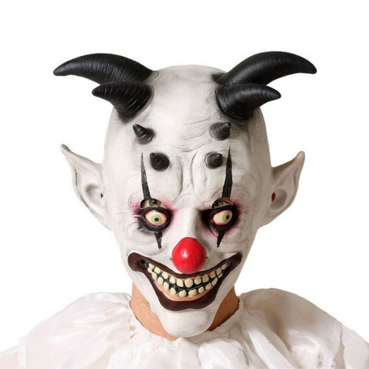 Vit djävulsk clownmask med röda ögon, röd näsa och fyra svarta horn, bärs av person i vit kostym.
