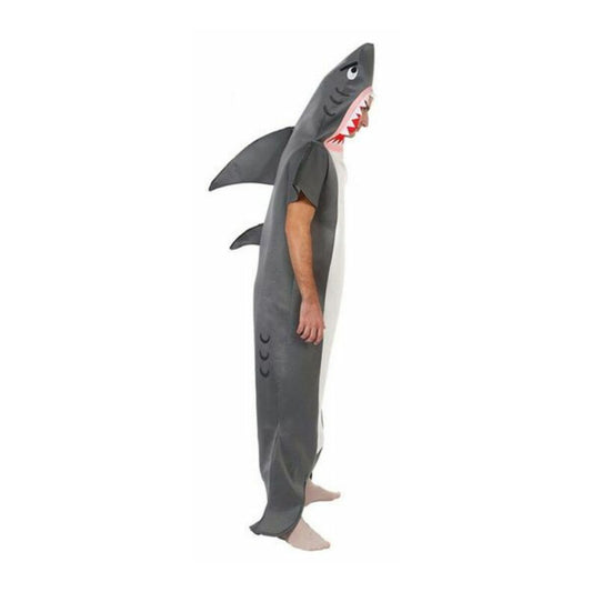 En man står i profil och bär den gråa och vita hajdräkten, vilket visar fenorna och den stora stjärtfenan.