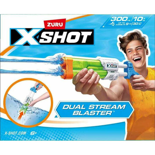 Förpackningen till ett X-Shot Dual Stream Vattengevär, som visar en glad pojke som avfyrar dubbla vattenstrålar.