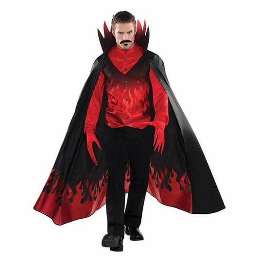 En man i en Halloween-maskeraddräkt som föreställer en djävul, klädd i en röd skjorta med flamtryck, svarta byxor och en svart, högkrappad mantel med röd insida och flammönster vid fållen.