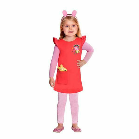 Ett litet barn klädd i en röd Peppa Pig-inspirerad maskeraddräkt bestående av klänning, rosa långärmad tröja och rosa tights, komplett med ett rosa diadem med öron.