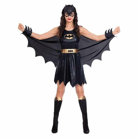 En kvinna i en svart Batgirl-maskeraddräkt med cape, mask, guldbälte och guldiga detaljer på svarta stövlar.