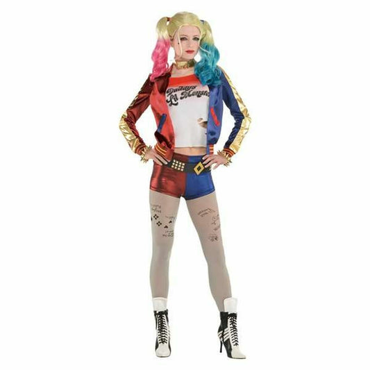 En kvinna klädd i en Harley Quinn-dräkt i rött, blått och vitt, komplett med en kort jacka, shorts, strumpbyxor och höga snörkängor.