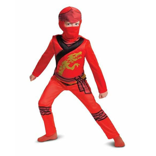 Ett barn i en helröd ninja-maskeraddräkt med svarta detaljer och ett gult drakemblem på bröstet, poserar som en kämpe.
