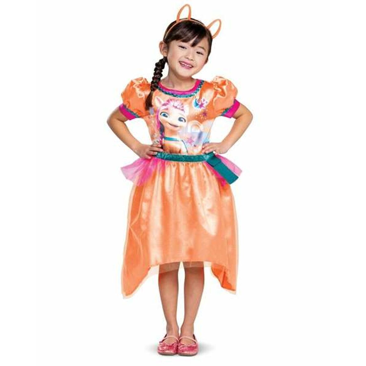 Ett ungt barn poserar glatt i en ljus orange maskeraddräkt som föreställer karaktären Sunny Starscout från My Little Pony, komplett med klänning, skärp och ett hårband med öron.