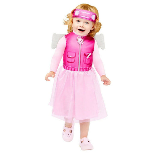 Ett glatt litet barn iklädd en rosa maskeraddräkt som föreställer karaktären Skye, komplett med en väst, tyllkjol och rosa pilotglasögon på huvudet.