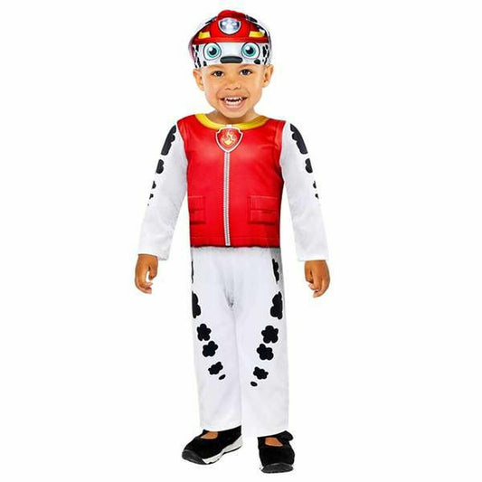 Ett glatt litet barn poserar i en tvådelad maskeraddräkt föreställande Paw Patrol-karaktären Marshall, komplett med röd väst och matchande huvudbonad.