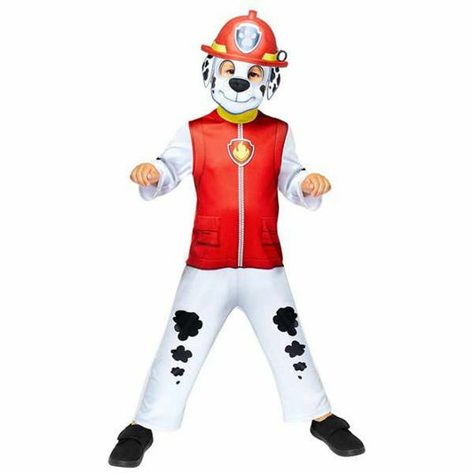 Ett barn poserar i en komplett maskeraddräkt föreställande karaktären Marshall från Paw Patrol, inklusive röd väst, vita byxor med svarta fläckar och en röd hjälm/mask.