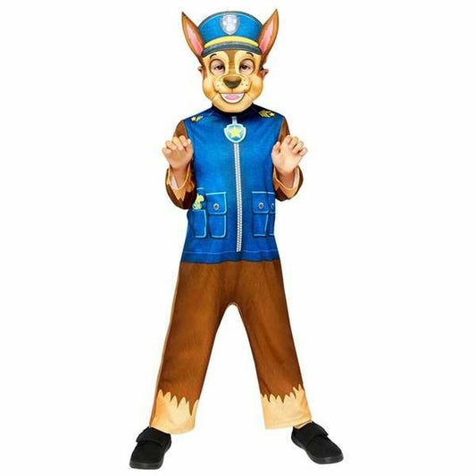 Ett barn klädd i en komplett Chase maskeraddräkt från Paw Patrol, inklusive en blå polisväst, bruna byxor och en huvudmask som föreställer Chases ansikte och keps.