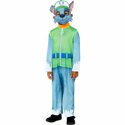 Ett barn som bär en tvådelad Paw Patrol Rocky maskeraddräkt, komplett med blå jumpsuit och grön väst, samt en Rocky-mask.