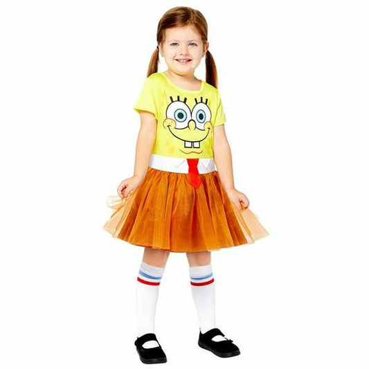 Ett glatt barn i en Spongebob-maskeraddräkt med gul topp och brun tyllkjol, samt vita knästrumpor med röda och blå ränder.