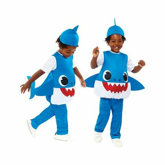 Två små barn som skrattar och poserar i en blå Baby Shark maskeraddräkt bestående av hatt, väst och byxor.