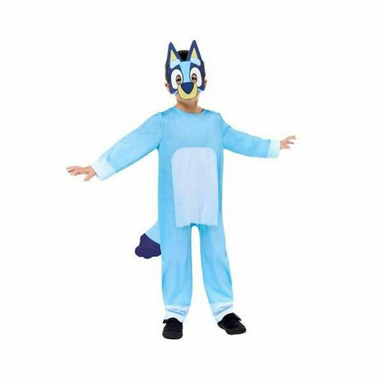 Ett barn poserar i en komplett ljusblå Bluey-maskeraddräkt som inkluderar en jumpsuit, en matchande ansiktsmask och en mörkblå svans.