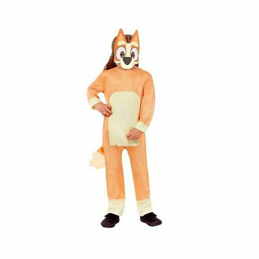 Ett barn poserar i en orange och ljusgul maskeraddräkt som föreställer karaktären Bingo, komplett med en matchande mask med stora öron.