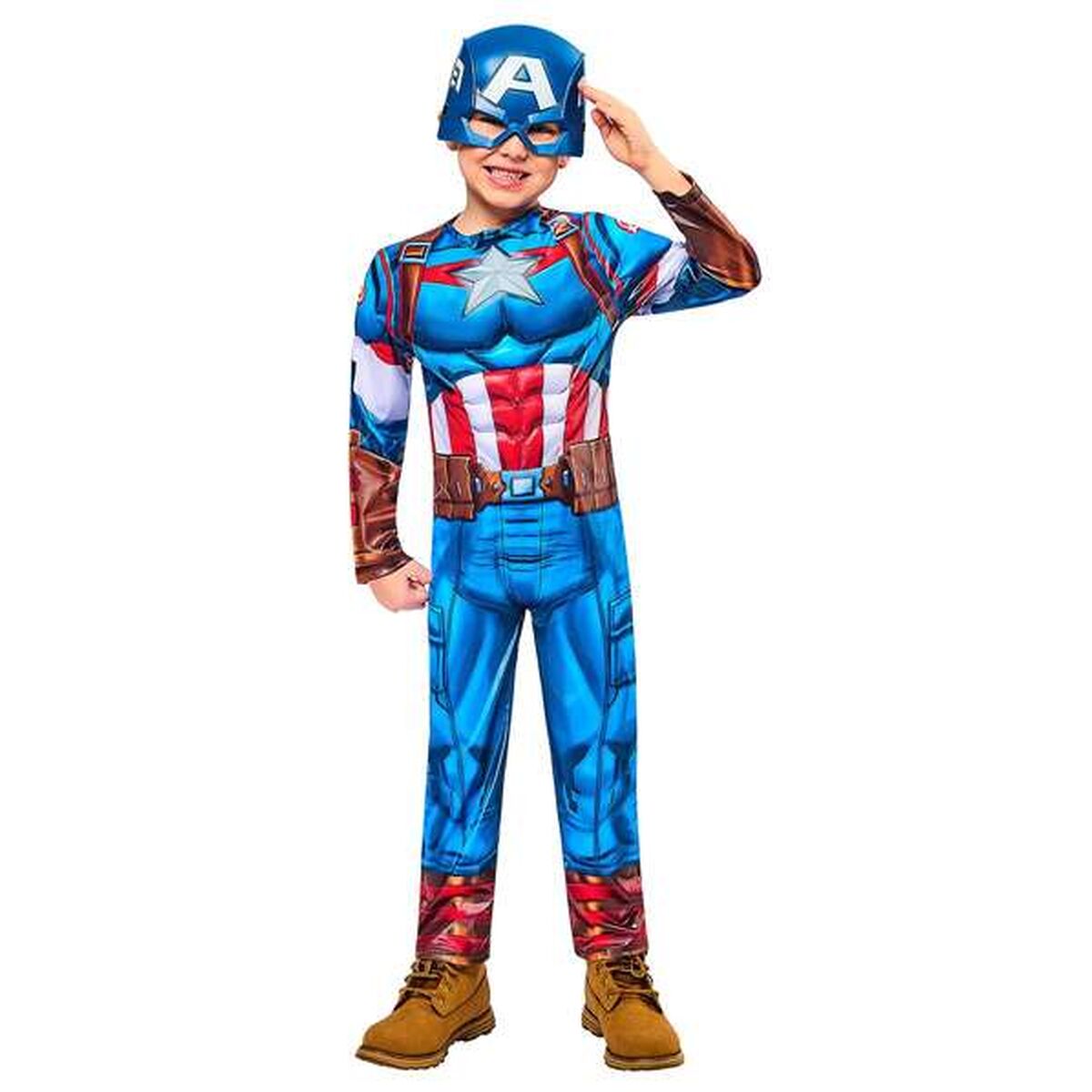 En pojke står i en Captain America-dräkt och ger en salut.