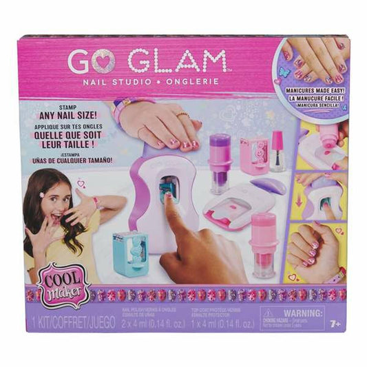 Förpackningen till Go Glam Nail Studio, ett nageldesignset i rosa och lila där en hand stämplas med ett mönster.