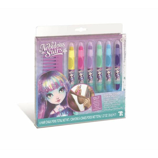 En förpackning med sex färgglada glitter hårkritor i pennform, samt en lila kam, under märket Nebulous Stars. En bild visar hur kritan appliceras i en hårtest.