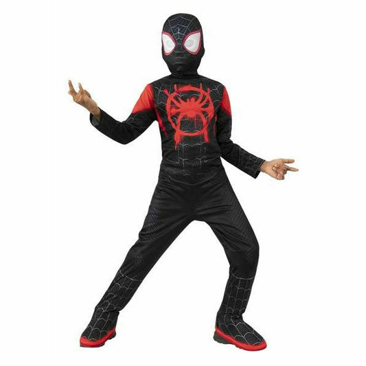 Ett barn poserar i en svart och röd Spidey-inspirerad maskeraddräkt med mask, där en röd spindelgrafik pryder bröstet.