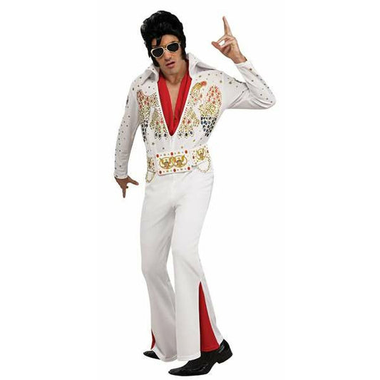 Man klädd i en vit Elvis Presley-inspirerad maskeraddräkt med guldbroderier, röd halsduk och hög krage, poserar och gör en gest med pekfingret uppåt.
