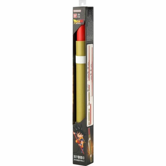 Långsmalt paket som innehåller ett ihopfällt leksakssvärd, Nyoibo Power Pole, med gult skaft och rött handtag, förpackat med Dragon Ball-grafik.