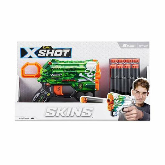 En grön och svart X-Shot Skins Menace leksakspistol med dödskallemotiv, förpackad med åtta matchande pilar och en bild på en kille som håller i pistolen.