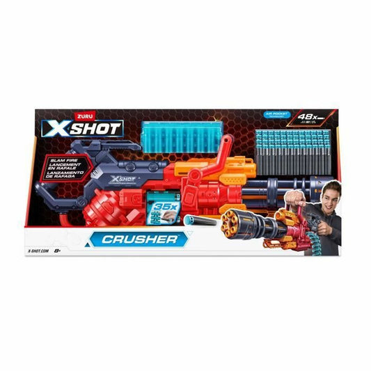 En färgglad, stor leksakspistol kallad X-Shot Crusher i rött, orange och blått, med en person som håller i den och en stor mängd patroner synliga.