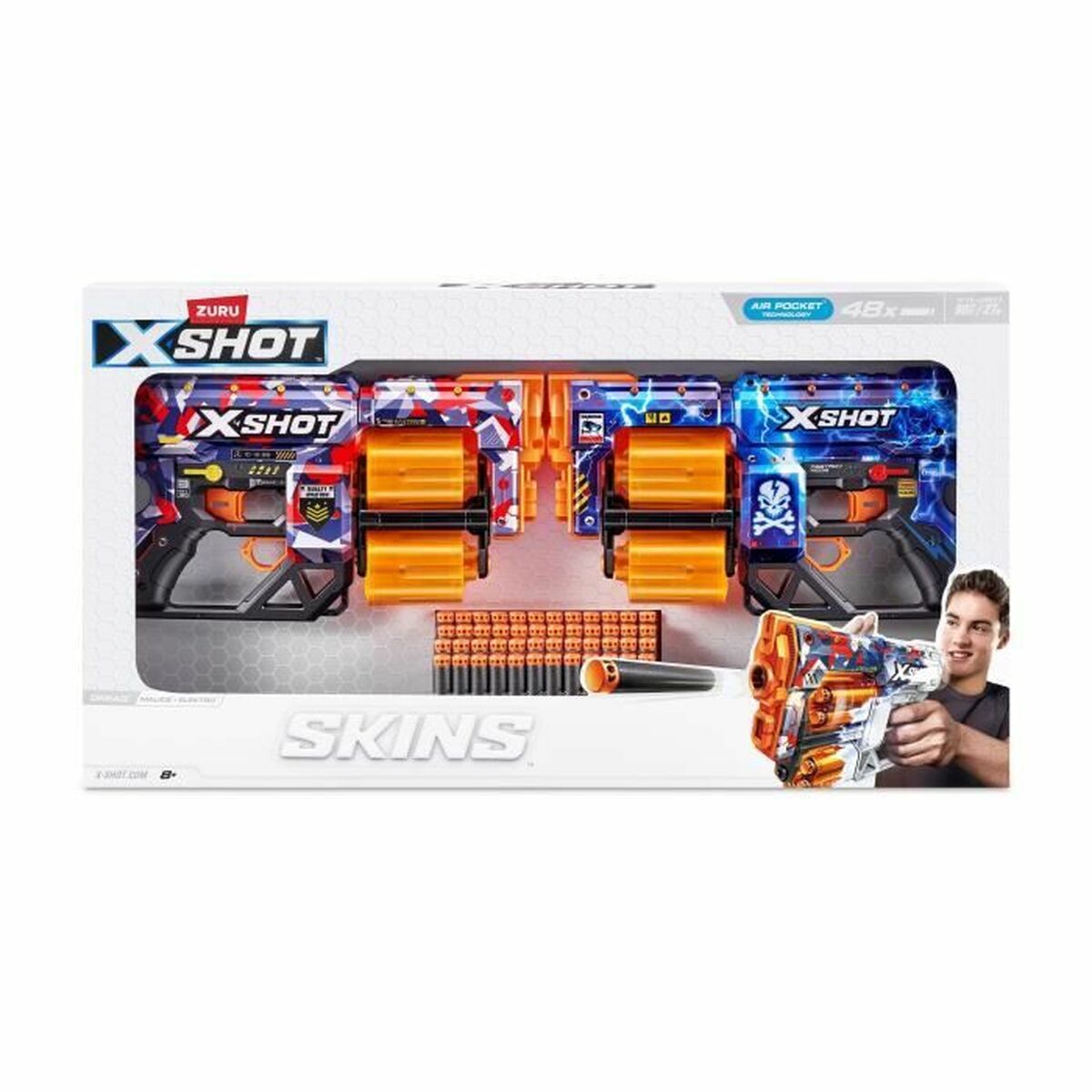 Två Zuru XSHOT Skins Dread leksakspistoler i blått, rött och orange kamouflage, förpackade med 48 skumpetter och en kille som håller i en av dem.