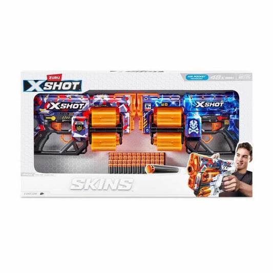 Två Zuru XSHOT Skins Dread leksakspistoler i blått, rött och orange kamouflage, förpackade med 48 skumpetter och en kille som håller i en av dem.